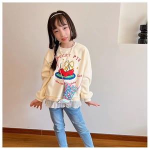 Détail du mini sac bandoulière queue de poisson à paillettes avec tenue enfant