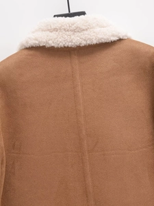 Detailansicht der kamelfarbenen Wildlederjacke mit weißem Lammfellkragen-Struktur