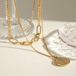 Mehrlagige 18k vergoldete Edelstahlkette mit Münzanhänger und Paperclip-Gliedern für Damen