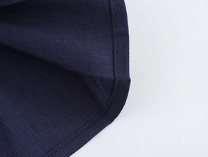 Dettaglio del tessuto blu navy con cuciture resistenti per abito stile college inglese