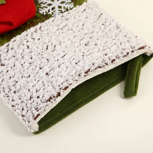 Chaussette de Noël moderne verte avec bordure en polaire blanche et broderie de flocon rouge