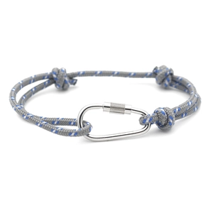 Dettaglio del bracciale in corda a righe grigie con chiusura a moschettone in metallo argento