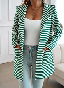 Dettaglio del cardigan a righe bianche e verdi con cappuccio, bottoni e tasche
