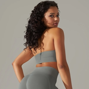 Détail de la texture et des coutures du soutien-gorge de sport gris sans couture et du legging