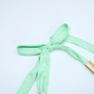 Détail des bretelles licou vert menthe avec boucles décoratives en métal doré