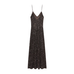 Détail de robe col en V marron foncé avec paillettes argentées et fines bretelles