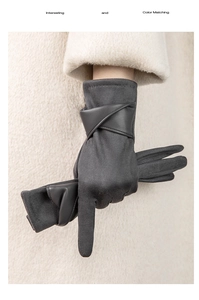 Texture détaillée des gants en daim gris foncé avec bride de poignet en similicuir