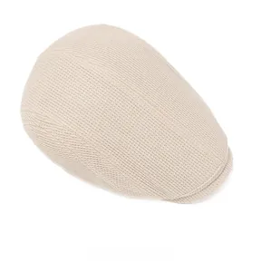 Vue détaillée de la casquette béret beige montrant la texture tricotée et le tissu fin