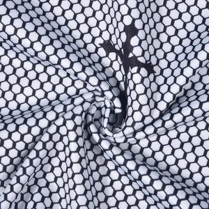 Gros plan sur tissu de sport à motif alvéolé avec logo Puma noir sur textile bicolore