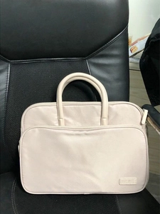 Minimalistische beige Laptoptasche mit zwei Grifffen und Fronttasche für das Büro