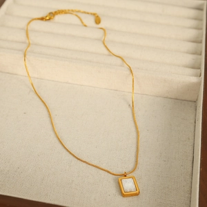 Collier chaîne serpent dorée avec pendentif rectangulaire incrusté de nacre blanche