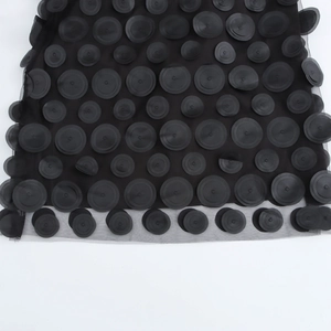 Elegante abito in rete nera con fiori 3D e dettagli di texture a pois trasparenti