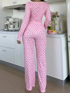 Détail d'un pyjama rose à fleurs avec dentelle et imprimé cerises pour la maison