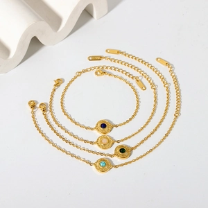 Ensemble de quatre bracelets dorés avec charms soleil sertis de pierres turquoise colorées