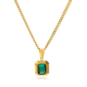 Collana in acciaio dorato con pendente quadrato in pietra naturale verde su sfondo bianco