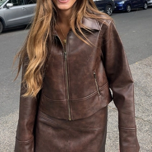 Veste En Similicuir PU Marron Vintage Et Mini Jupe Femmes Manches Longues Fermeture Éclair Revers Chic Outfits