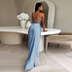 Détail de la robe en satin bleu clair avec bretelles croisées et dos nu élégant
