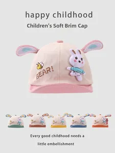 Detail der Baby-Schirmmütze mit niedlichen Hasenohren und Bienen-Stickerei in Rosa