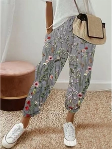 Detail der Damen Leinen-Jogginghose mit Blumenprint, elastischem Bund und Kordelzug