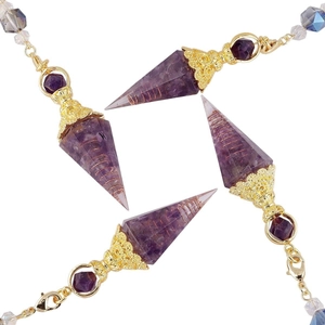 Natürliche Amethyst-Pendel-Halsketten mit verzierten Goldkappen auf weißem Hintergrund