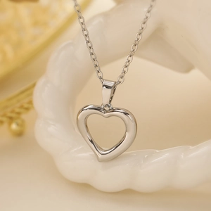 Minimalist Hollow Heart Pendant Necklace For Women Vintage Copper Zircon Clavicle Chain Jewelry Accessory