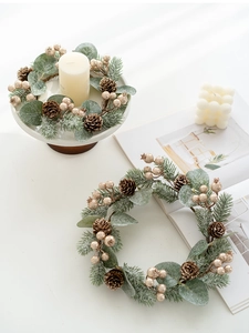 Makro-Detail vom Weihnachts-Kerzenkranz mit Kiefernnadeln, Zapfen und Goldbeeren-Deko