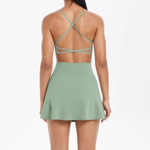 Vue arrière du soutien-gorge de sport à dos croisé et jupe de tennis vert sauge