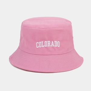 Dettaglio cappello alla pescatora rosa con ricamo Colorado bianco e occhielli in metallo