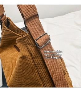 Détail du sac à bandoulière en velours côtelé avec boucle de réglage en métal argenté