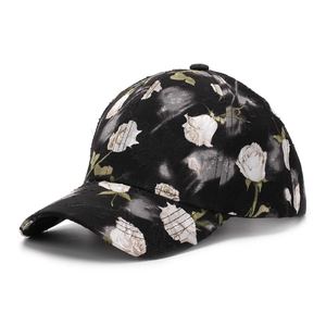 Détails d'une casquette de baseball noire avec fleurs blanches et finitions déchirées