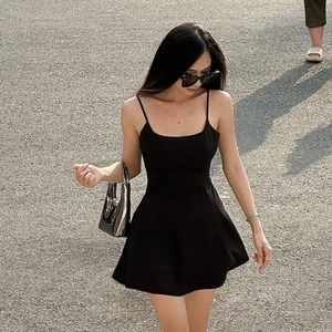 Mini robe noire à fines bretelles coupe ajustée avec dentelle et décolleté carré