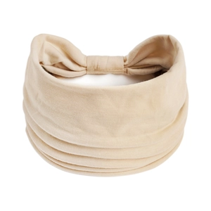 Dettaglio della fascia per yoga beige con morbida trama a maglia e tessuto elasticizzato