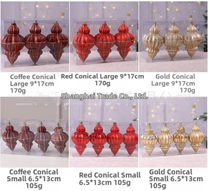 Detailansicht konischer Weihnachtsbaumkugeln in Rot Gold und Braun glänzend
