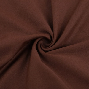 Gros plan sur le tissu en maille marron foncé montrant un drapé doux et extensible