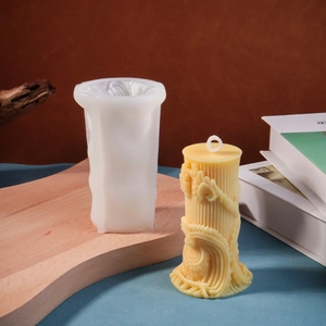 Macro-opname van siliconen mal en gele 3D-reliëf kaars met golvend patroon detail
