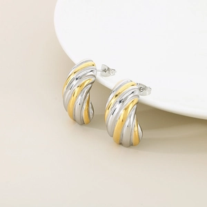 Boucles d'oreilles spirales minimalistes en acier 18k or et argent sur plateau blanc
