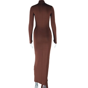 Gros plan sur la robe longue marron montrant le col haut et la texture du tissu