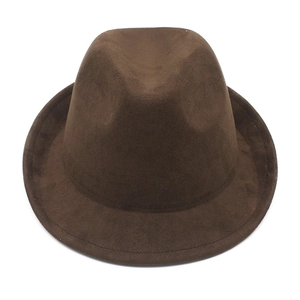 Détail d'un chapeau fedora marron foncé montrant les coutures et la texture du daim