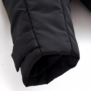 Gros plan sur la manche d'une veste d'hiver noire avec poignet réglable en velcro