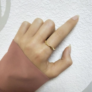 Adjustable golden irregular wave twisted ring for women in a minimalist elegant style