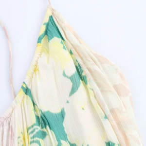 Dettaglio del tessuto in chiffon plissettato con stampa floreale e spalline sottili