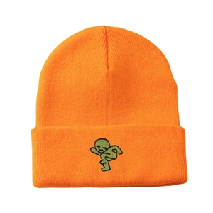 Orangefarbene Strickmütze mit grüner Cartoon-Stickerei auf weißem Grund