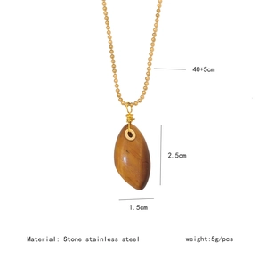 Details zur goldenen Edelstahl-Kugelkette und den Maßen des braunen Steinanhängers