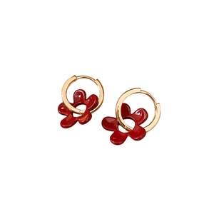 Boucles d'oreilles fleurs rouges minimalistes avec anneaux dorés au style rétro chic