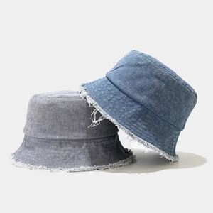 Chapeaux bob en denim avec bords effilochés en bleu lavé et gris fumé