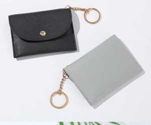 Détail de porte-cartes en cuir PU noir et gris avec porte-clés en métal argenté