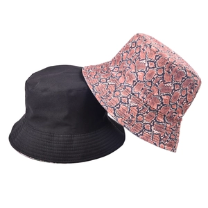 Sombrero de pescador reversible negro con estampado de piel de serpiente rosa en un pack