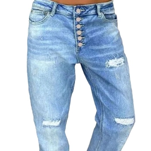 Jean troué femme en denim bleu clair avec braguette boutonnée et coupe droite décontractée