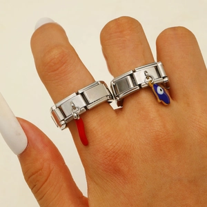 Details von Edelstahl-Modulringen mit rotem Chili- und blauem Evil Eye-Anhänger