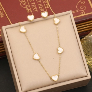 Ensemble collier et boucles d'oreilles cœur en acier doré avec incrustation perle